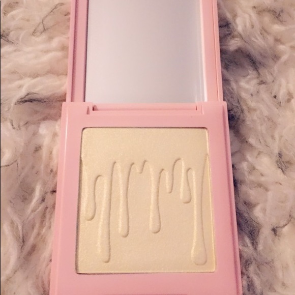 *HOST PICK* Kylie Cosmetics Kylighter in Quartz - Picture 6 of 6